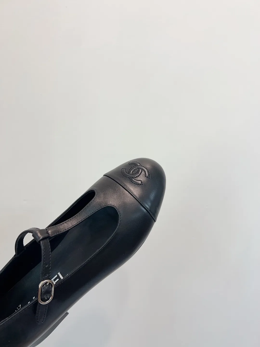 👟👟Ex-factory price 520👟👟 CHANEL Chanel classic three-color T-strap flat ballet shoes, Mary Jane shoes, Grandma Xiang’s consistent elegant ladylike temperament, full of high-end sense! It’s very nice on the feet~Whether it’s worn barefoot or paired with skirts or trousers, it’s very versatile! Incomparably beautiful! It’s so special. I’m very impressed with the details. (The version bought at the counter is developed and made according to the authentic 1:1 version. The details are perfect and more refined and durable. The upper foot is very pedicure-type. The key point is that it is very good and easy to control. ▪Fabric: Original custom-made mixed sheep. ▪Inner lining: imported sheepskin. ▪Outsole: Italian leather outsole. ▪Size: 35-39 (40, 41, 42 are custom-made and cannot be returned)